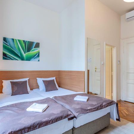 Booking En Suite Белград Екстериор снимка