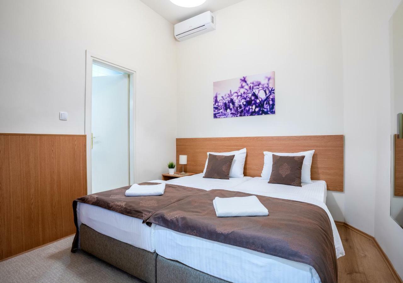 Booking En Suite Белград Екстериор снимка