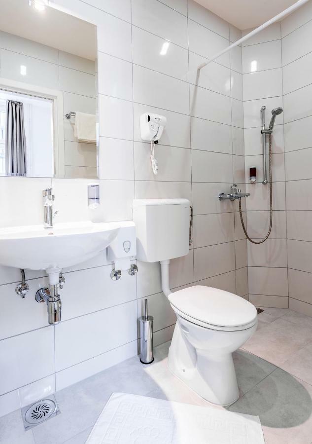 Booking En Suite Белград Екстериор снимка