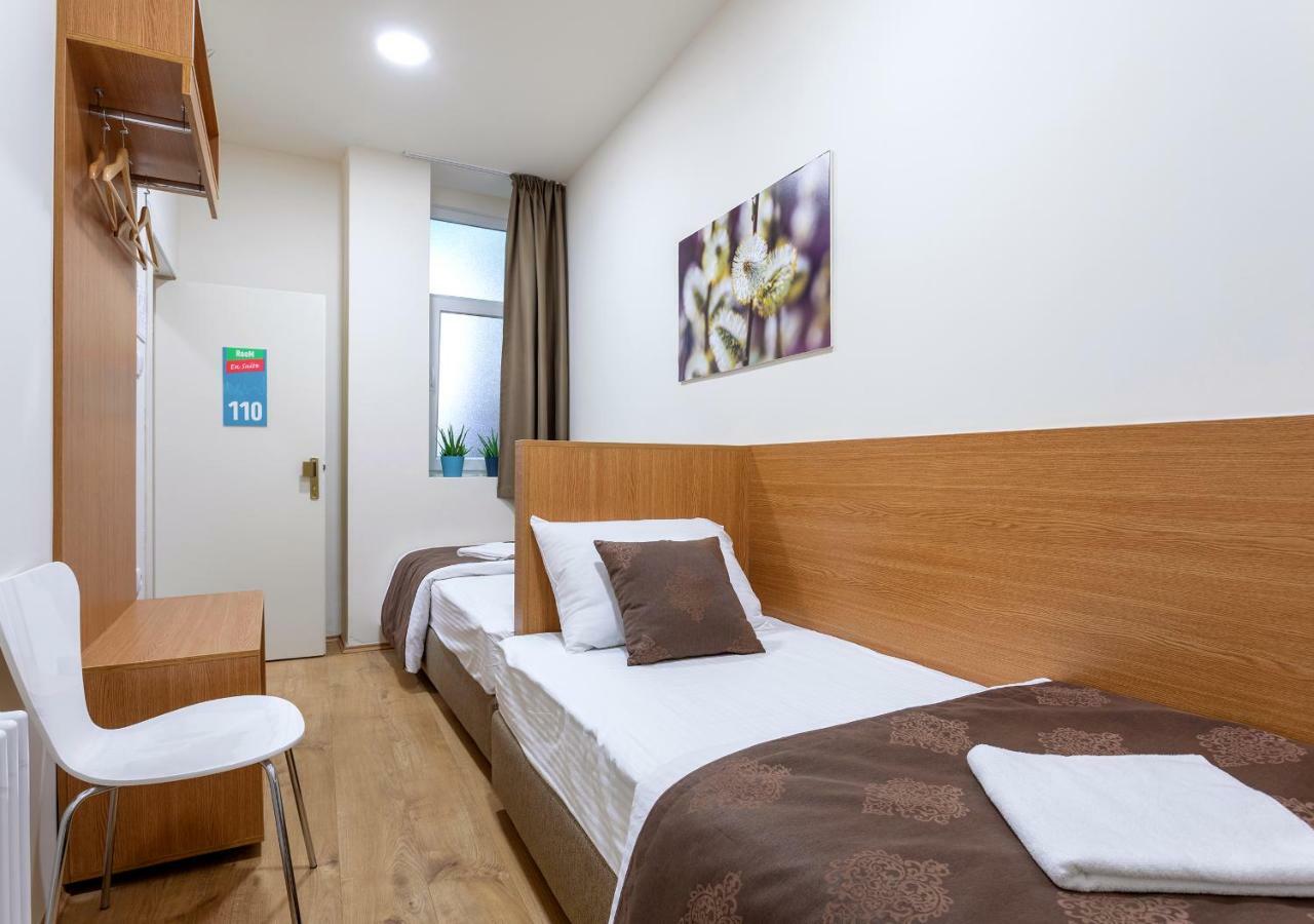 Booking En Suite Белград Екстериор снимка