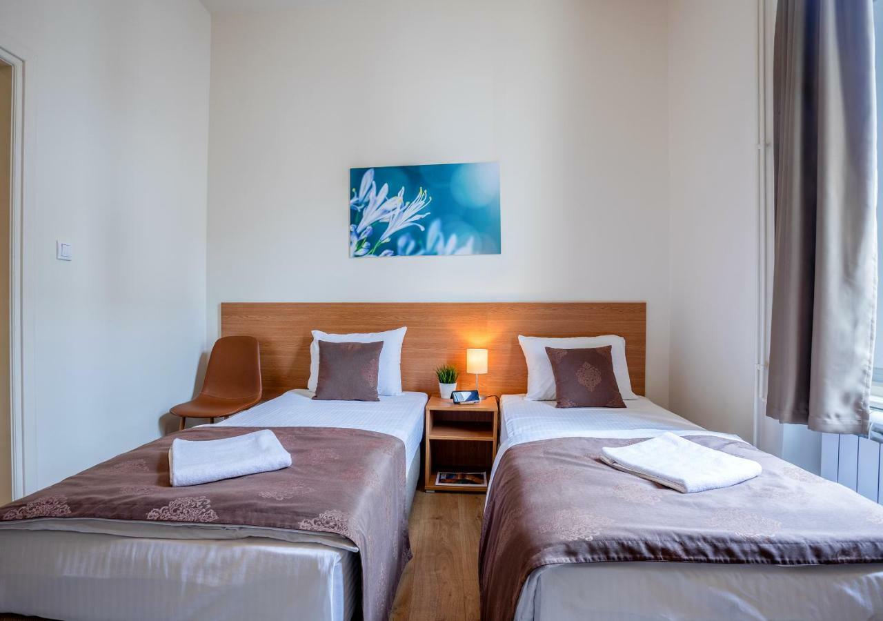 Booking En Suite Белград Екстериор снимка