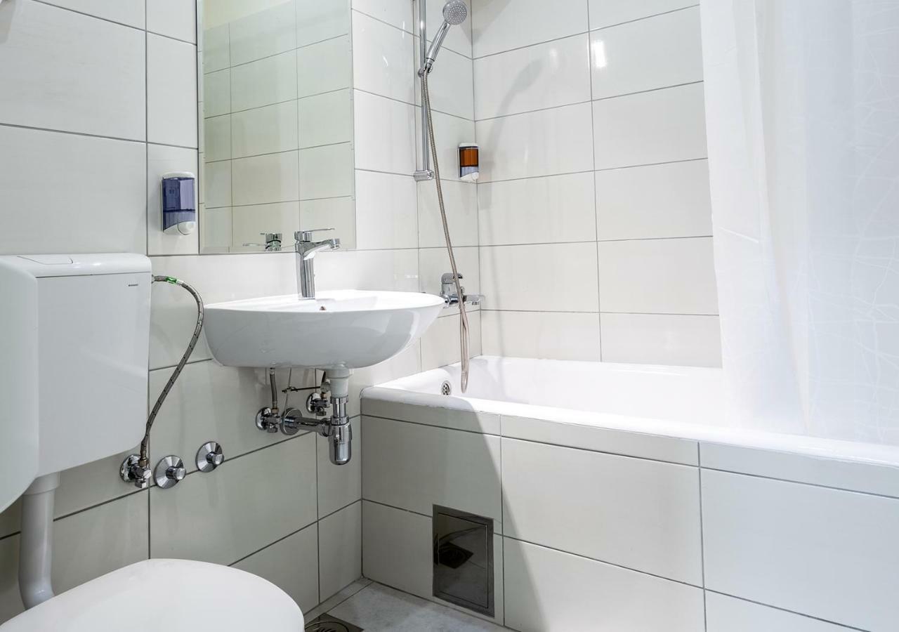 Booking En Suite Белград Екстериор снимка