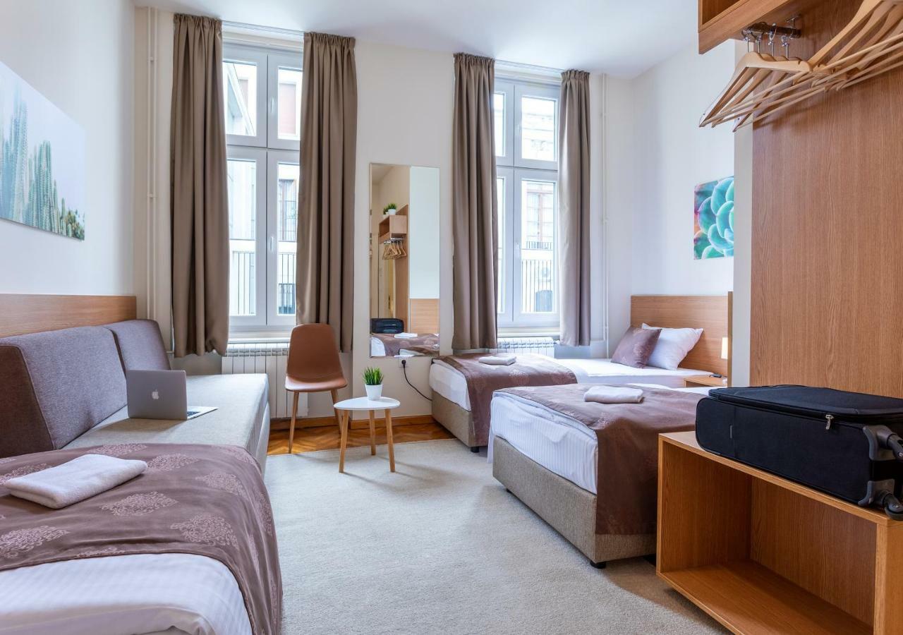 Booking En Suite Белград Екстериор снимка
