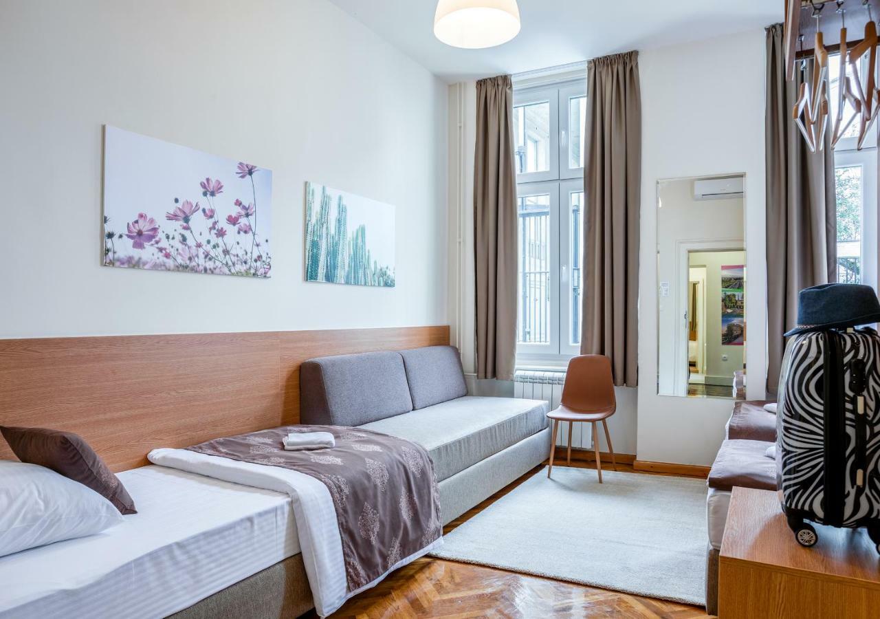 Booking En Suite Белград Екстериор снимка