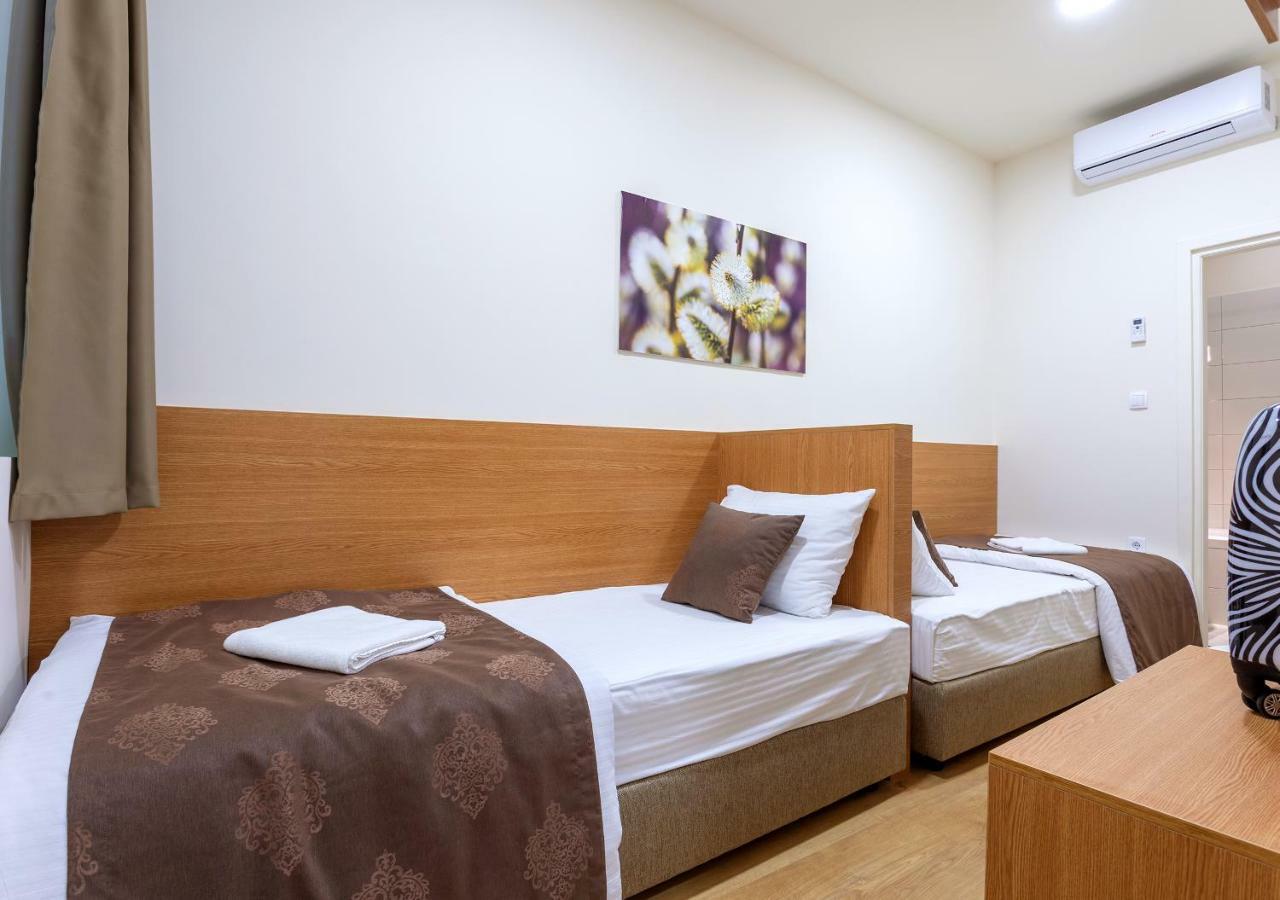 Booking En Suite Белград Екстериор снимка
