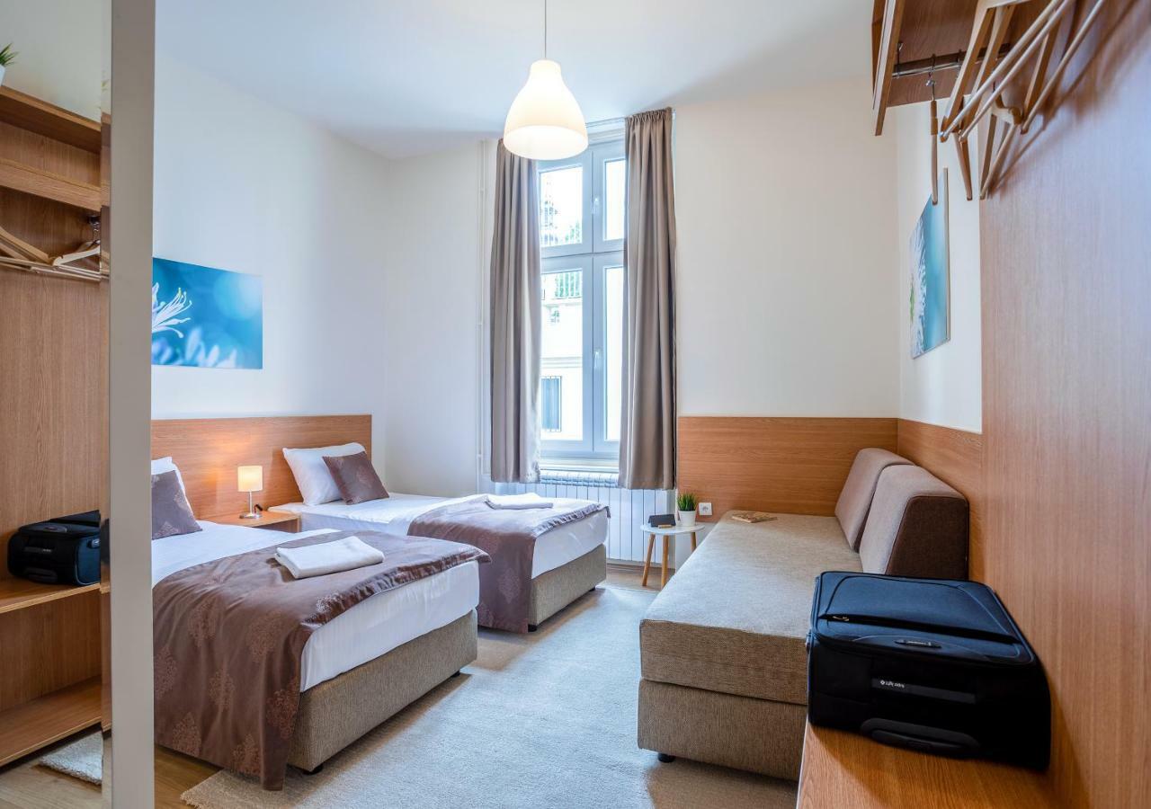 Booking En Suite Белград Екстериор снимка