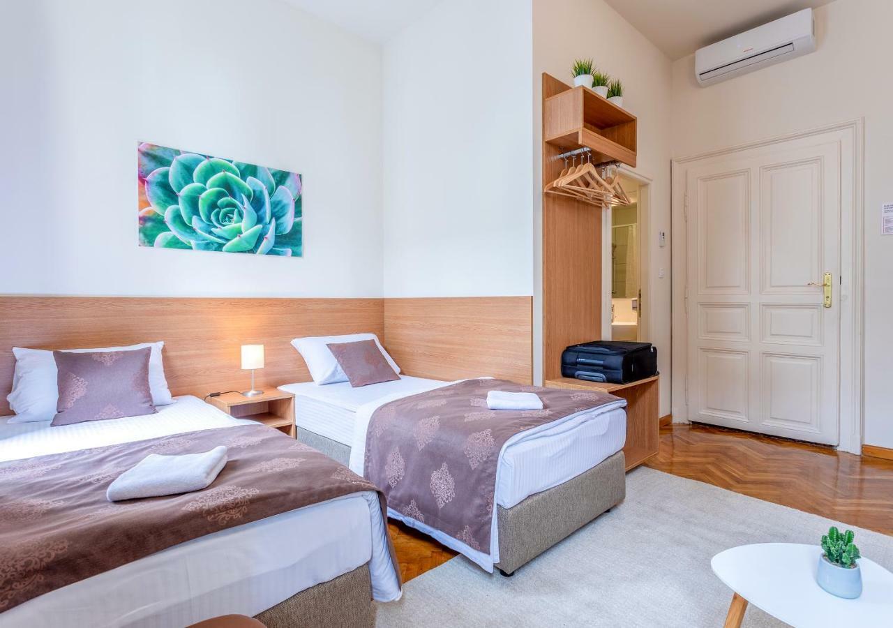 Booking En Suite Белград Екстериор снимка